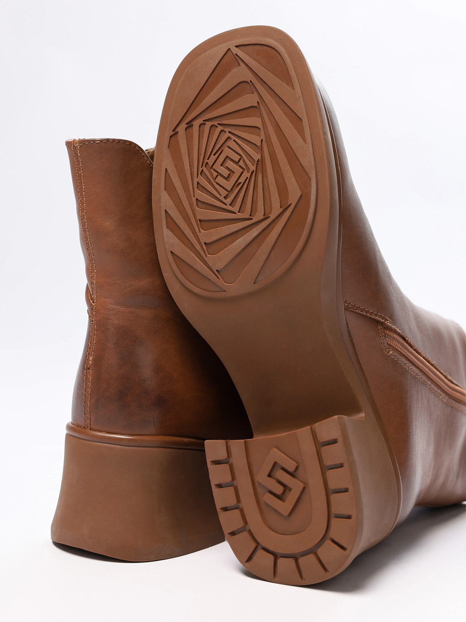 Ботинки рыжего цвета на высоком широком каблуке